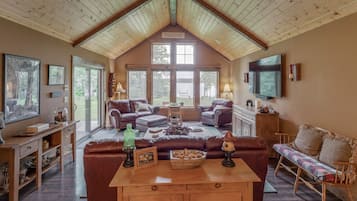 Smart TV, fireplace, DVD player, stereo