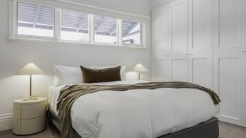 4 bedrooms, desk, WiFi