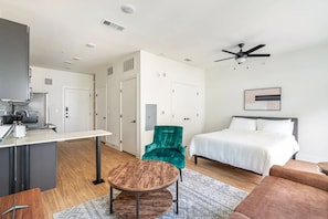 Studio, Balcony | Iron/ironing board, free WiFi - The Weaver (Austin)