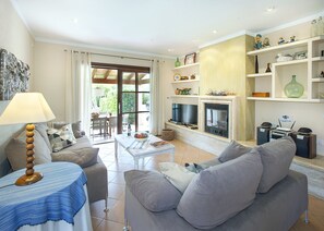 Televisión, reproductor de DVD, mesa de ping pong