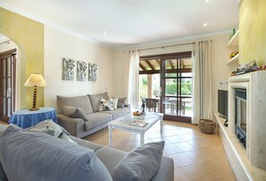 Televisión, reproductor de DVD, mesa de ping pong