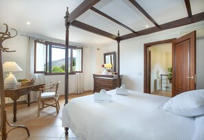 4 bedrooms, iron/ironing board, travel cot, free WiFi