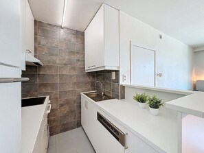 Geladeira, micro-ondas, fogão, lava-louças