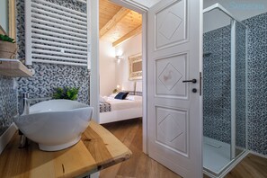 Dusche, Haartrockner, Bidet, HandtĂŒcher