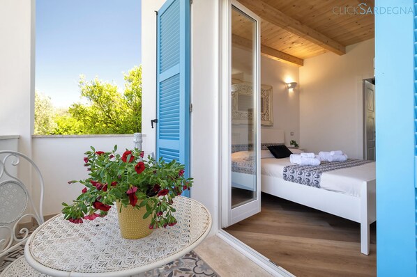 3 chambres, bureau, fer et planche à repasser, lit de bébé portatif