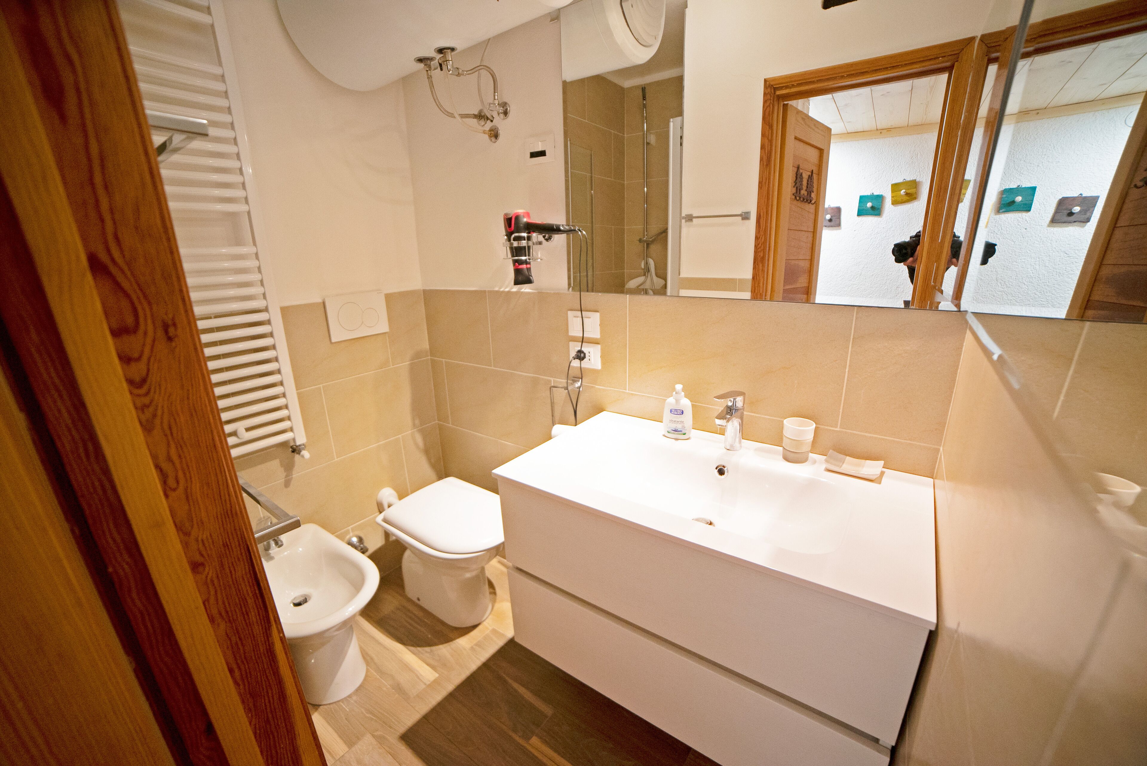Douche, sèche-cheveux, bidet, serviettes fournies