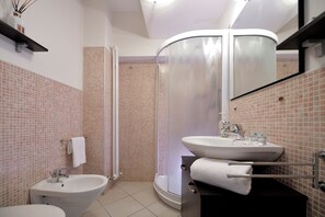 Shower, hair dryer, bidet, towels - Mina 1 - Studio Apartment, Sleeps 2 (Gabicce Mare)