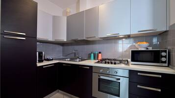 Fridge, microwave, oven, stovetop