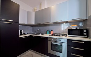 Fridge, microwave, oven, stovetop - Mina 1 - Studio Apartment, Sleeps 2 (Gabicce Mare)
