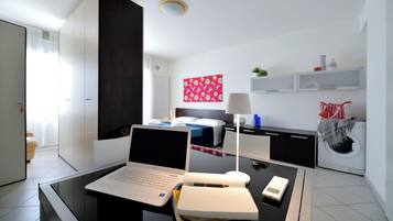 Iron/ironing board, bed sheets