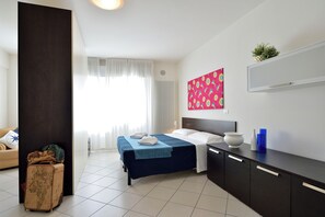 Iron/ironing board, bed sheets
