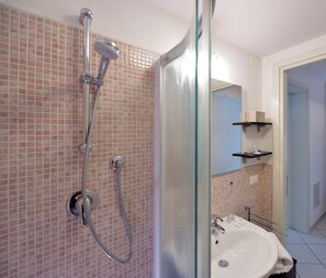 Ducha, secador de pelo, bidé y toallas