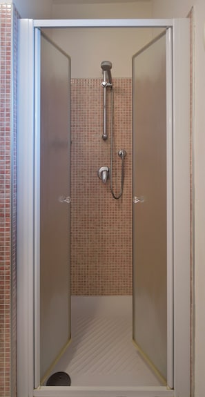 Dusche, Haartrockner, Bidet, Handtücher