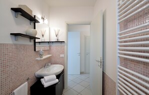 Dusj, hårføner, bidé og håndklær