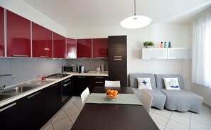 Frigorifero, microonde, forno, piano cottura