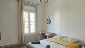 A bedroom with a bed, a desk, and a chair. - Le Galliéni Hyper Centre  (Le havre)
