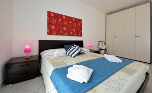 2 bedrooms, iron/ironing board, bed sheets