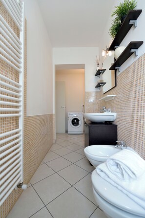 Douche, sèche-cheveux, bidet, serviettes fournies