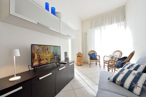 Smart TV - Trilo_Mina 3 - Two Bedroom Apartment, Sleeps 5 (Cattolica)