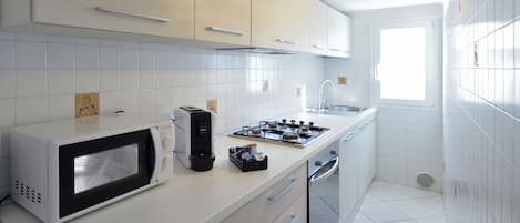 Frigorifero, microonde, forno, piano cottura