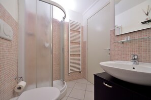 Shower, hair dryer, bidet, towels - Bilocale_Mina 5 - One Bedroom Apartment, Sleeps 3 (Gabicce Mare)