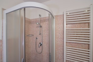 Dusche, Haartrockner, Bidet, Handtücher