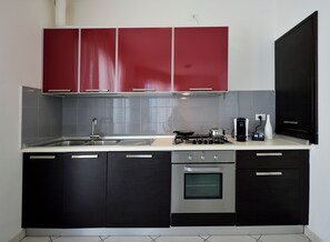 Frigorifero, microonde, forno, piano cottura