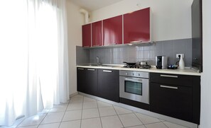 Kylskåp, mikrovågsugn, ugn och spishäll