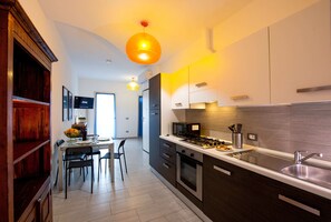 Frigorifero, forno, piano cottura, lavastoviglie