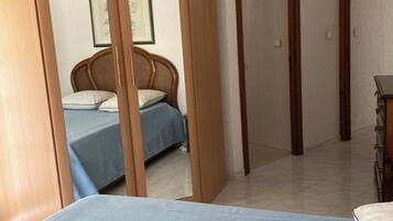 1 slaapkamer, een strijkplank/strijkijzer, wifi, beddengoed