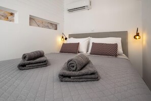 2 bedrooms, iron/ironing board, free WiFi, bed sheets - House in Symi with sea view (Simi)