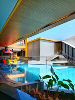 Una piscina al aire libre