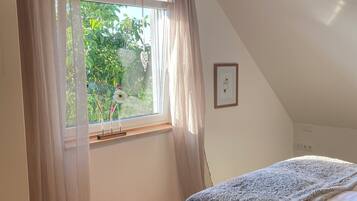 1 bedroom, desk, travel crib, WiFi