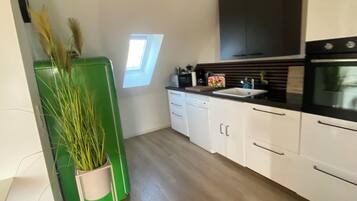 Coffee/tea maker, fridge, microwave, oven