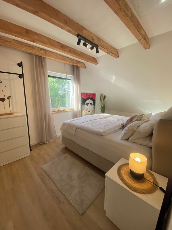 1 Schlafzimmer, Schreibtisch, Bügeleisen/Bügelbrett, Reisekinderbett