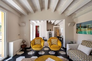 Apartment | Wohnbereich | 35-Zoll-Fernseher mit Digitalempfang