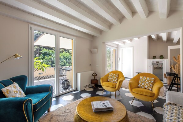 Apartment | Wohnbereich | 35-Zoll-Fernseher mit Digitalempfang