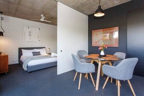 1 slaapkamer, een strijkplank/strijkijzer, gratis wifi, beddengoed