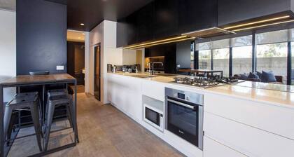 Knutsford Modern : Stylish light and bright in modern complex 5 min walk to Freo