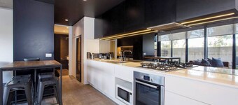 Stylish light and bright apartment tucked away behind Monument Hill in the Fremantle Art precinct