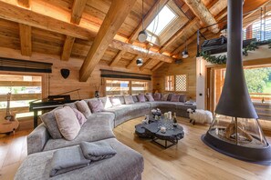 Fernseher, Kamin, Tischtennisplatte, Bücher