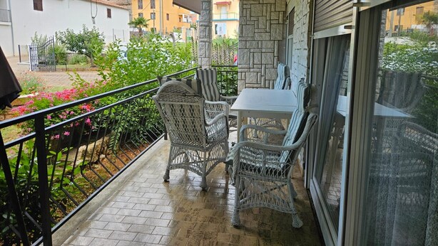 Outdoor dining - Apartment Nivea with terrace in Kaštelir (Kaštelir)