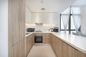 Leilighet – superior, balkong | Eget kjøkken | Kjøleskap, mikrobølgeovn, ovn og kaffetrakter/tekoker