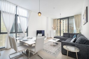 Departamento superior, balcón | Área de sala de estar | Smart TV de 50 pulgadas con canales por cable 