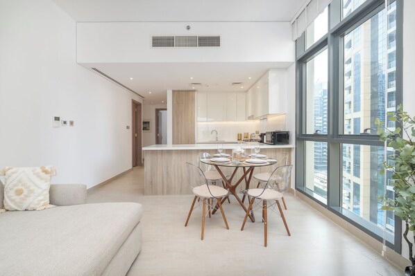 Leilighet – exclusive, balkong, byutsikt | Eget kjøkken | Kjøleskap, mikrobølgeovn, ovn og kaffetrakter/tekoker