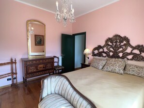 2 bedrooms, blackout drapes, soundproofing, iron/ironing board - San Prospero Suite (Siena)