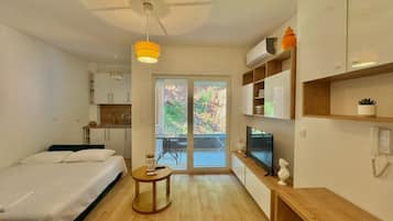 Standard Studio | Living area | Flat-screen TV