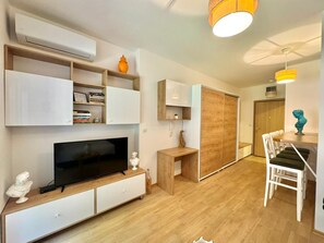 Standard Studio | Living area | Flat-screen TV