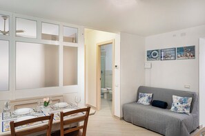 Living area - Comfy Apartment Near the Harbor  (Genoa)