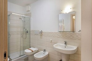 Bathroom - Comfy Apartment Near the Harbor  (Genoa)